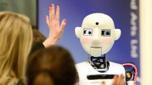 Хуманоиден робот управлява собствен автомобил