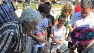 Малки и големи се надиграваха в Поликраище и хапнаха вкусна