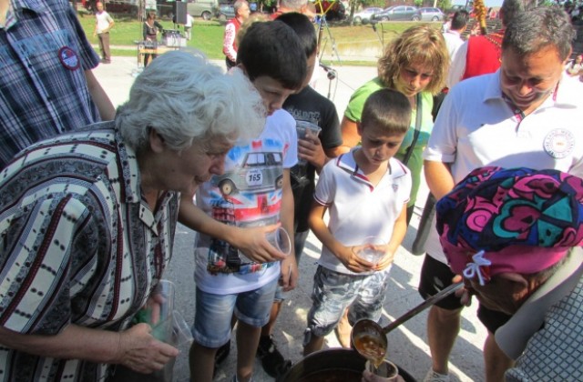 Малки и големи се надиграваха в Поликраище и хапнаха вкусна градинарска чорба