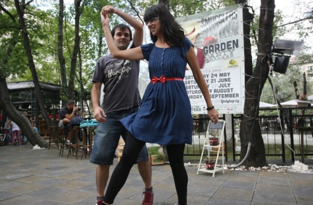 Суинг и ретро прически в центъра на София (СНИМКИ)