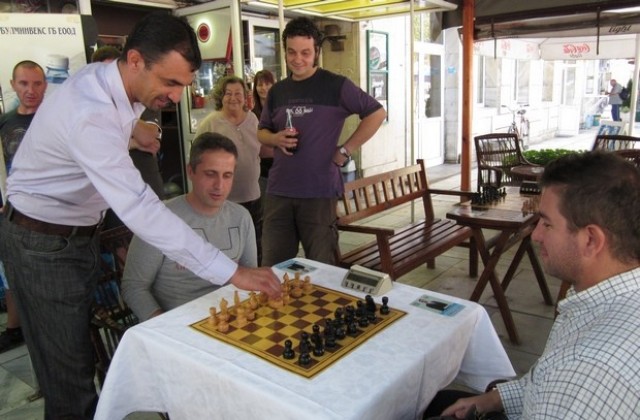 Коалиция България без цензура откри предизборната си кампания в Мездра с шахматен турнир