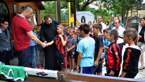 Бареков дари 10 000 лева на семейства и институции в