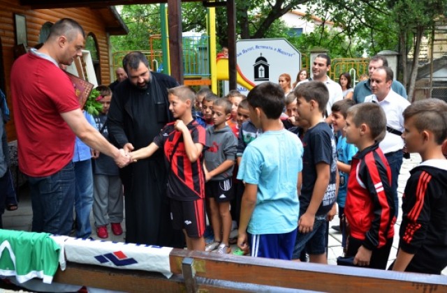 Бареков дари 10 000 лева на семейства и институции в „Аспарухово“