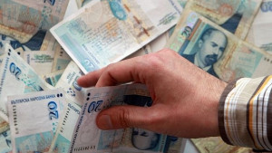 Пенсионерка с над 400 лева пенсия иска още пари