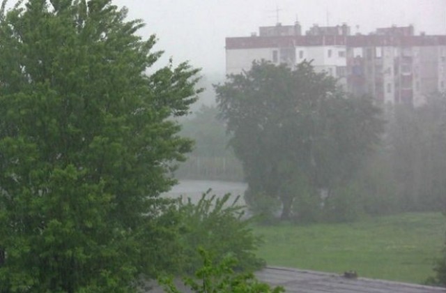 Облачно, над Централна България валежи