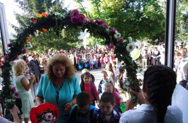 Започна новата учебна година, над 1 500 са първокласниците в Шуменско