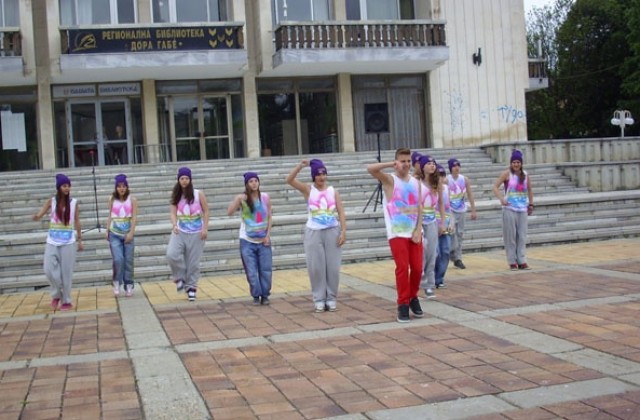 Ученици от Добрич с  флашмоб на площад ”Свобода”