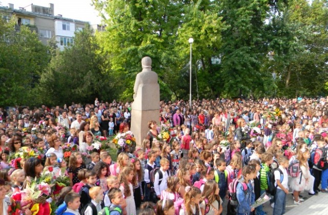 С фитнес на открито и нова лекоатлетическа писта ОУ Бачо Киро посрещна своите ученици (СНИМКИ)