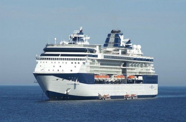 Кораб гигант идва във Варна, пуска котва в залива