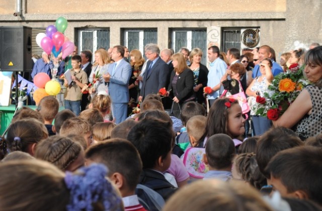 Кметът Даниел Панов откри новата учебна година в три училища