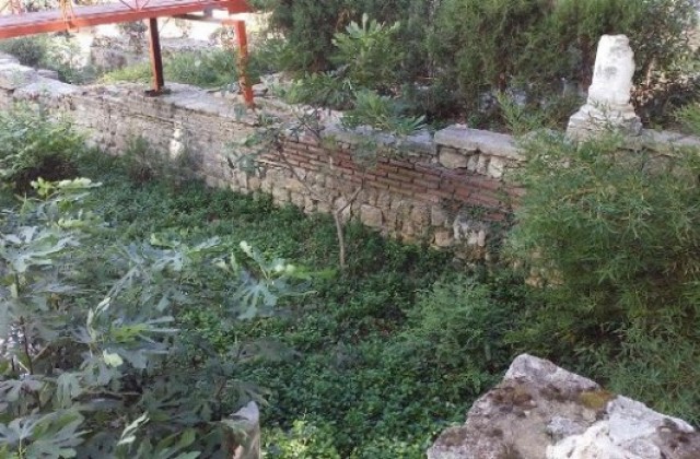 Разкопките на епископската базилика на Одесос тънат в бурени и боклуци (СНИМКИ)