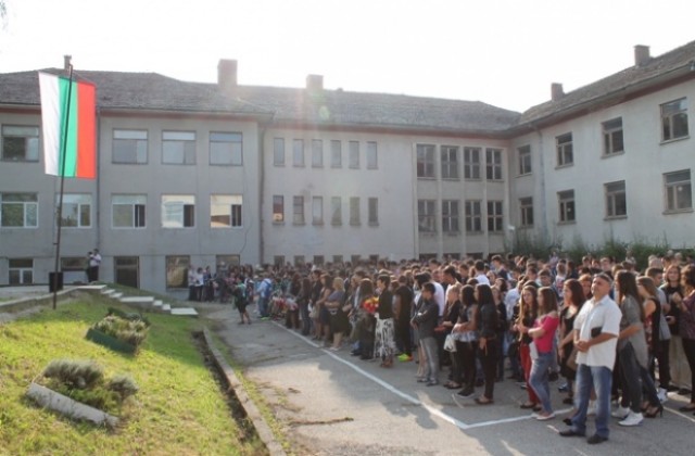 В Елена откриха учебната година с подкрепа към пострадалите от бедствията