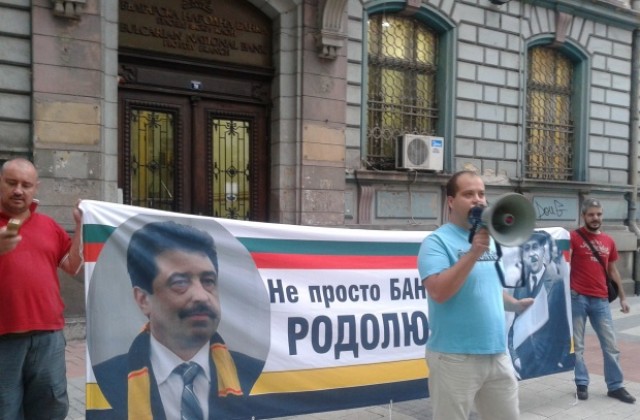 Протестиращи сравниха Цветан Василев с Буров