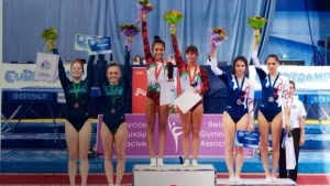 Състезатели на Акроарт с медали от международен турнир