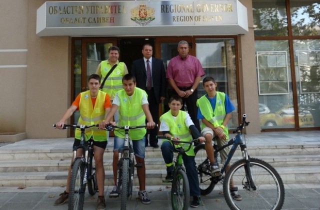 Ученици-колоездачи посетиха различни институции в Сливен