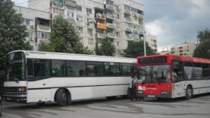 В Павел Баня останаха без автобуси започват преговори за нов