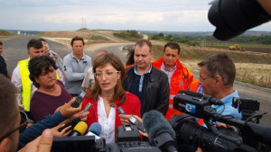 Захариева Няма да спрат европари заради забавени магистрали