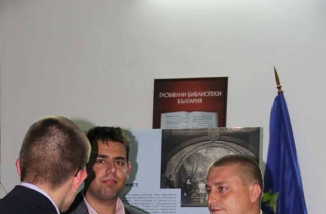 В навечерието на рождения си ден Деян Хаджийски отново дари книги на Регионалната библиотека