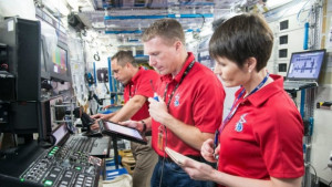 Боинг и Спейс Екс разработват нов кораб за превоз на