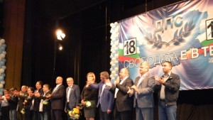 Стотици посрещнаха Лютви Местан и кандидатите на ДПС в препълнената