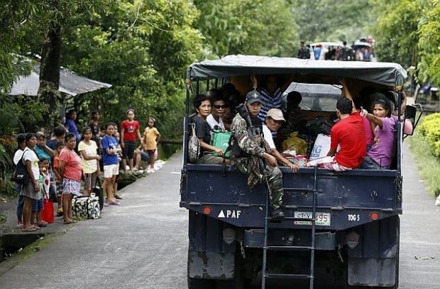 Евакуират 50 000 филипинци заради опасност от изригване на вулкан