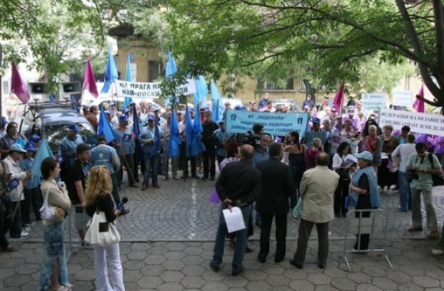 Служители на Напоителни системи протестират в София