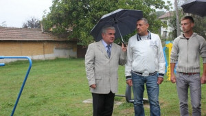 В Гривица откриха детска площадка изградена по молба на младежи