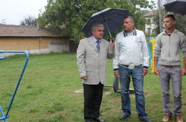 В Гривица откриха детска площадка, изградена по молба на младежи от селото