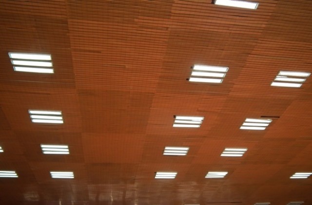 Поставиха обезопасяваща мрежа в спортна зала „Дан Колов“