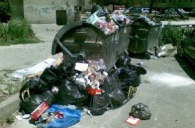 От понеделник дезинфекцират съдовете за отпадъци