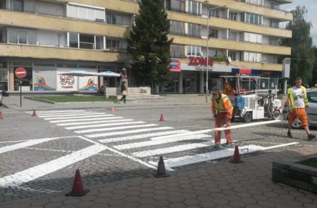 Местят пешеходната пътека зад паметника на Свободата