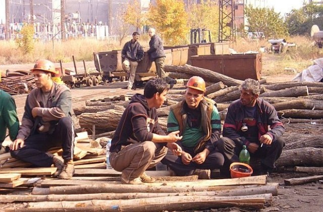 Откараха в болница двама миньори от „Черно море, продължава протестът под земята