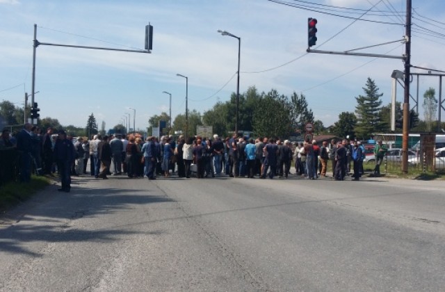 Миньорите от Бобов дол стачкуват символично в подкрепа на колегите си от Черно Море. Блокада в Драгичево