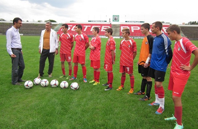 Явор Хайтов дари футболни топки на „Ботев”