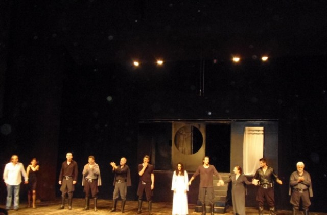 Смолянският театър се възроди за нов живот с „Майстори“