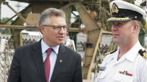 Военният министър от борда на Торонто Посещенията на кораби на