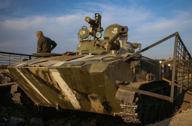 Проруските бунтовници изтеглят тежката артилерия от фронтовата линия в Източна Украйна