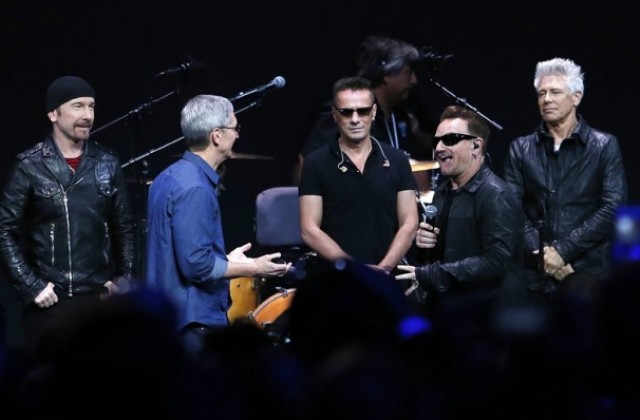 U2 не дават на Боно да свири на китара