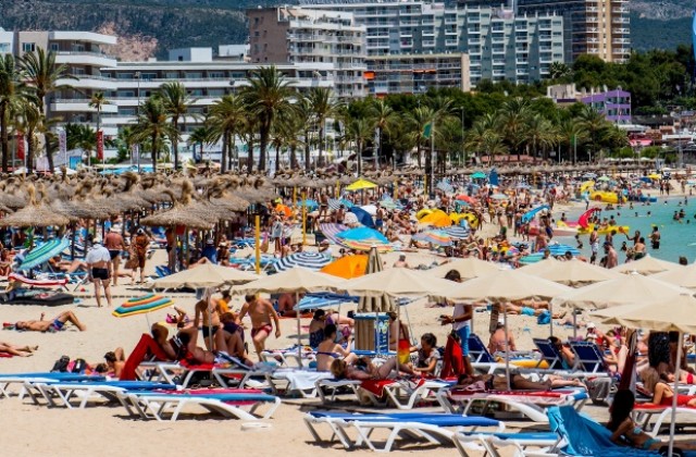 Рекорден брой туристи в Испания през август