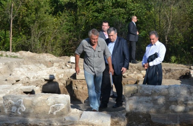Премиерът обеща пари за консервация на средновековен храм във Велико Търново