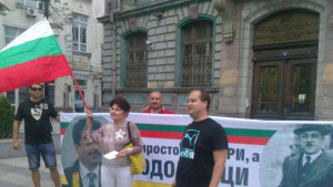 Летящи стотачки пред БНБ