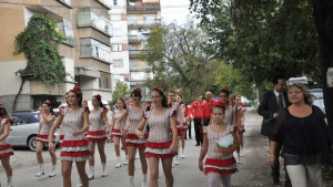 Мажоретки дефилират на улица 22 септември в Монтана