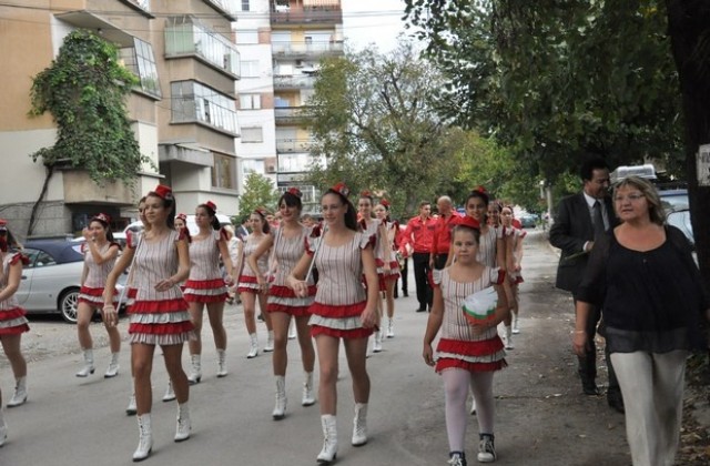 Мажоретки дефилират на улица 22 септември в Монтана