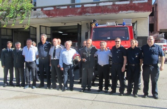 Пожарната в Ловеч получи две коли, дарение от чужбина