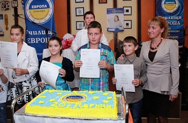 Училища Европа връчиха тържествено сертификатите на Университета Кеймбридж 2014 г.