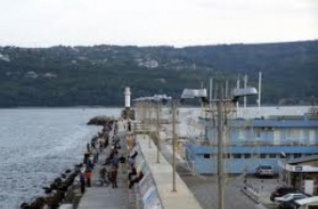 Затвориха Порт Варна заради силен вятър