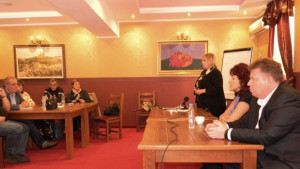 ДЕСНИТЕ чуха проблемите на селските кметове