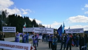 Служители от ТЕЦПлевен блокираха пътя ПлевенРусеискат оставката на шефовете на