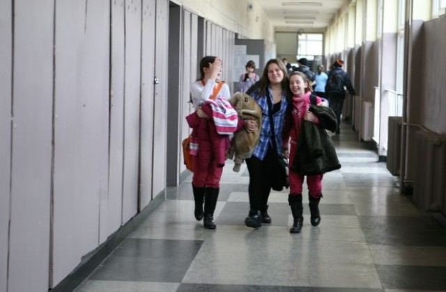 Подобряват сигурността на движението около училища и детски градини