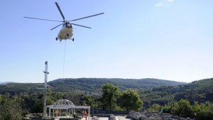 Хеликоптер монтира купол над базиликата в ловешката крепост